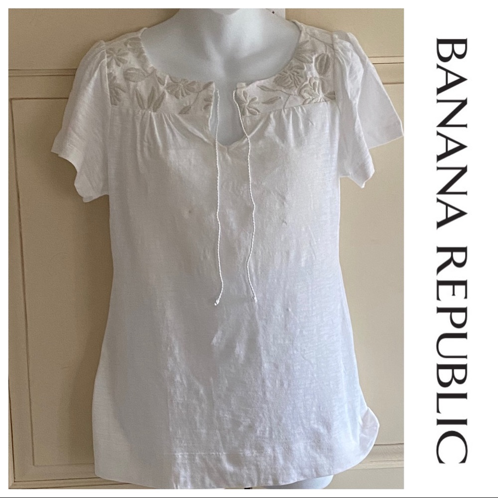 NWT Embroidered Detail Banana Republic T-Shirt, S